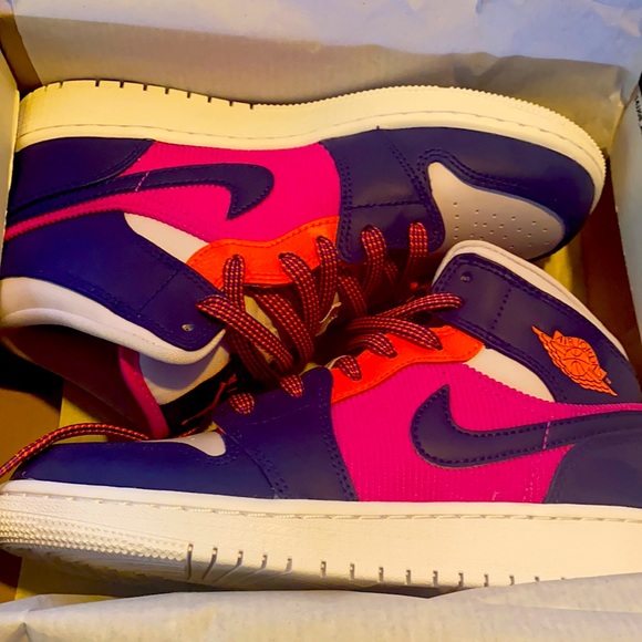 Air Jordan 1 Mid shoes - Picture 4 of 6